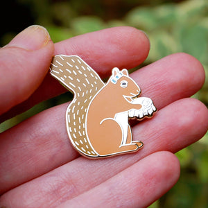 Sewing squirrel enamel pin