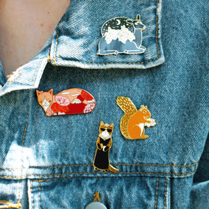 Sewing squirrel enamel pin